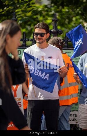 London, Großbritannien. 25. Juli 2025. Juniorärzte streiken vor dem St. Thomas’ Hospital, gegenüber den Houses of Parliament, am ersten Tag eines fünftägigen Rundgangs über Lohn- und Arbeitsbedingungen. Die Aktion, die von der British Medical Association (BMA) organisiert wurde, sah Ärzte, Mitarbeiter des NHS und gewerkschaftsvertreter, die Plakate skandierten und hielten, in denen die Labour-Regierung beschuldigt wurde, Versprechen über die Bezahlung des öffentlichen Sektors gebrochen zu haben. Die BMA fordert eine Gehaltserhöhung von 29 %, um die Gehälter wieder auf das Niveau von 2008 zu bringen, und nennt eine Lohnkürzung von 20 % in realen Bedingungen über 17 Jahre. Stockfoto
