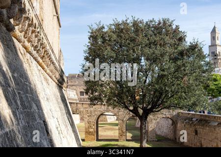 Castello Normanno-Svevo oder Norman-Schwäbische Burg ist eine Burg in der apulischen Stadt Bari, Italien, die um 1132 von dem normannischen König Roger II. Und Currentl erbaut wurde Stockfoto