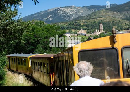 Der gelbe Zug im Département Pyrénées-Orientales; Pyrenäen, Südfrankreich Stockfoto