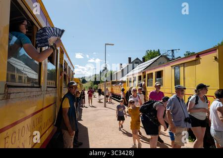 Der gelbe Zug im Département Pyrénées-Orientales; Pyrenäen, Südfrankreich Stockfoto