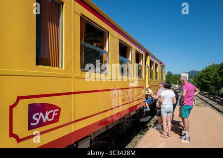 Der gelbe Zug im Département Pyrénées-Orientales; Pyrenäen, Südfrankreich Stockfoto