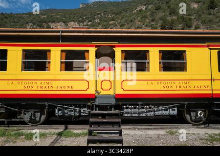 Der gelbe Zug im Département Pyrénées-Orientales; Pyrenäen, Südfrankreich Stockfoto