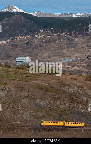 Der gelbe Zug im Département Pyrénées-Orientales; Pyrenäen, Südfrankreich Stockfoto