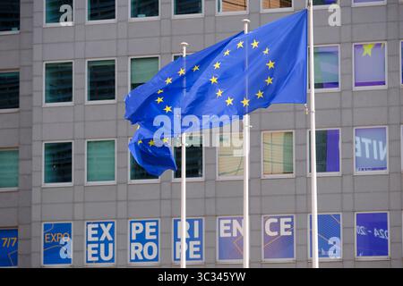 Belgien, Brüssel: Europäische Flaggen vor dem Berlaymont-Gebäude, Sitz der Europäischen Kommission. Stockfoto