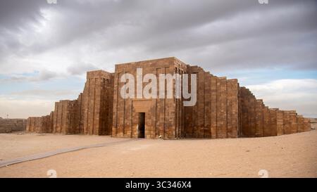 Massive Kalksteinmauer des Stufenpyramidenkomplexes in Sakkara, Teil der antiken Nekropole in der Nähe von Memphis, Ägypten. Stockfoto