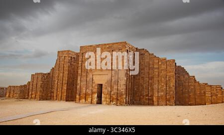Massive Kalksteinmauer des Stufenpyramidenkomplexes in Sakkara, Teil der antiken Nekropole in der Nähe von Memphis, Ägypten. Stockfoto