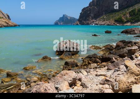 Wunderschönes türkisfarbenes Wasser in Cala Boquer, Mallorca Stockfoto