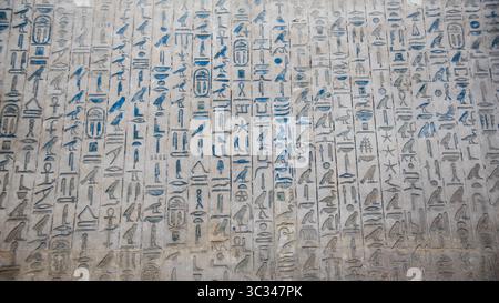 Pyramidentexte des Opferrituals sind an den Wänden der Unas-Grabkammer in Sakkara, Ägypten, eingeschrieben. Stockfoto