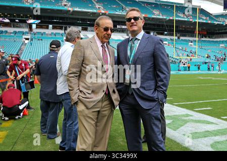 September 2019, Miami Gardens, FL, USA: Miami Dolphins Besitzer Stephen M. Ross und Dolphins Vice Chairman, President und Chief Executive Officer Tom Garfinkel sprechen vor dem Start eines NFL-Fußballspiels gegen die Baltimore Ravens am Sonntag, 8. September 2019 im Hard Rock Stadium in Miami Gardens, Florida (Kreditbild: © TNS via ZUMA Wire) Stockfoto