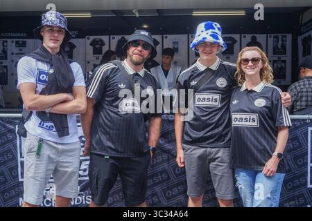 London, Großbritannien. 25. Juli 2025 Oasis-Fans kommen heute Abend zum Konzert im Wembley Stadium. Dies ist das erste Mal seit 16 Jahren, dass die Oasis-Band in London auftritt und sieben Konzertdaten von Juli bis September mit der letzten Show am 28. September im Rahmen ihrer Live ’25 Tour .Amer Ghazzal/Alamy Live News spielen wird Stockfoto