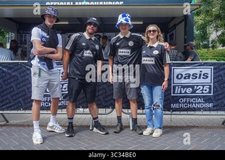London, Großbritannien. 25. Juli 2025 Oasis-Fans kommen heute Abend zum Konzert im Wembley Stadium. Dies ist das erste Mal seit 16 Jahren, dass die Oasis-Band in London auftritt und sieben Konzertdaten von Juli bis September mit der letzten Show am 28. September im Rahmen ihrer Live ’25 Tour .Amer Ghazzal/Alamy Live News spielen wird Stockfoto
