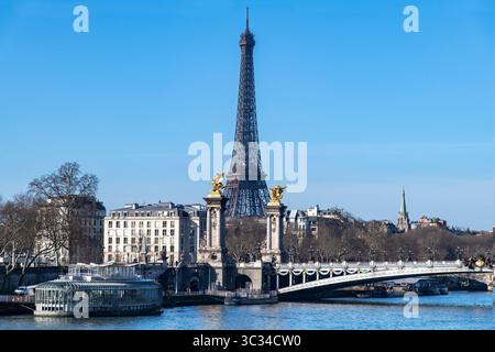 Paris, Frankreich-23. Februar 2025; Blick auf die seine mit der Brücke Pont Alexandre III und hinten dem Eiffelturm Stockfoto
