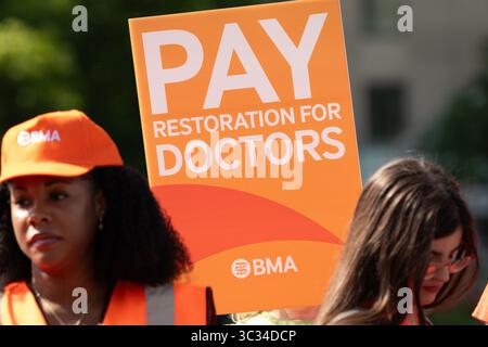 London, Großbritannien. 25. Juli 2025. Ansässige Ärzte, Mitglieder der gewerkschaft British Medical Association (BMA), bilden eine Streiklinie vor dem St. Thomas' Hospital zu Beginn eines fünftägigen Streiks in einem Lohnstreit mit der Labour-Regierung und fordern eine „Gehaltswiederherstellung“. Die Streikenden hoffen, dass ihr Handeln zu Gehältern führen wird, die Inflation und steigende Lebenshaltungskosten widerspiegeln. Quelle: Ron Fassbender/Alamy Live News Stockfoto