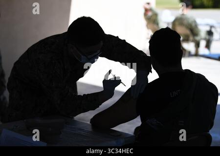 4. März 2021 - El Centro, Kalifornien, USA - Hospitalman Gabriel Cabral, dem Naval Medical Center San Diego aus Kalifornien, Maryland zugewiesen, verwaltet die erste Runde von Pfizer-BioNTech COVID-19-Impfschiffen und ausgewählten Mitarbeitern des Verteidigungsministeriums an Bord der Naval Air Facility (NAF) EL Centro, 4. März 2021. Die Mission der NAF El Centro ist es, die Kampfausbildung und die Bereitschaft des Kampfjägers zu unterstützen. Dies umfasst die Unterstützung von Flugoperationen für die Einsatzflotte und die Ausbildungsgeschwader sowie Staffeln anderer Dienste (Credit Image: © U.S. Navy/ZUMA Wire/ZUMAPRESS.com). Stockfoto
