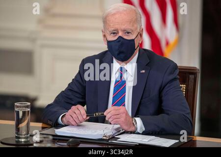 24. März 2021, Washington, District of Columbia, USA: US-Präsident Joe Biden hält zusammen mit Vizepräsident Kamala Harris während eines Treffens mit dem Gesundheitsminister Xavier Becerra, dem Minister für Innere Sicherheit Alejandro Mayorkas und den Einwanderungsberatern im Speisesaal des Weißen Hauses in Washington, DC, USA, am 24. März 2021 eine Rede. Präsident Biden sieht sich einem erneuten Zustrom von Migranten an der Grenze zwischen den USA und Mexiko gegenüber, nachdem er seine Politik seit seinem Amtsantritt im Januar geändert hat (Credit Image: © Shawn Thew - Pool via CNP/CNP via ZUMA Wire) Stockfoto