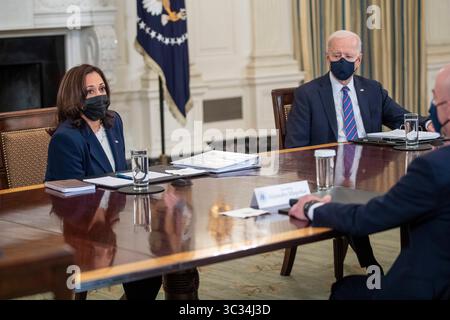 24. März 2021, Washington, District of Columbia, USA: Vizepräsidentin Kamala Harris und US-Präsident Joe Biden halten während eines Treffens mit dem Gesundheitsminister Xavier Becerra, dem Minister für Innere Sicherheit Alejandro Mayorkas und Einwanderungsberatern im Staatssaal des Weißen Hauses in Washington, DC, USA, am 24. März 2021 eine Rede. Präsident Biden sieht sich einem erneuten Zustrom von Migranten an der Grenze zwischen den USA und Mexiko gegenüber, nachdem er seine Politik seit seinem Amtsantritt im Januar geändert hat (Credit Image: © Shawn Thew - Pool via CNP/CNP via ZUMA Wire) Stockfoto