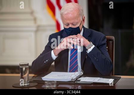 24. März 2021, Washington, District of Columbia, USA: US-Präsident Joe Biden hält zusammen mit Vizepräsident Kamala Harris während eines Treffens mit dem Gesundheitsminister Xavier Becerra, dem Minister für Innere Sicherheit Alejandro Mayorkas und den Einwanderungsberatern im Speisesaal des Weißen Hauses in Washington, DC, USA, am 24. März 2021 eine Rede. Präsident Biden sieht sich einem erneuten Zustrom von Migranten an der Grenze zwischen den USA und Mexiko gegenüber, nachdem er seine Politik seit seinem Amtsantritt im Januar geändert hat (Credit Image: © Shawn Thew - Pool via CNP/CNP via ZUMA Wire) Stockfoto