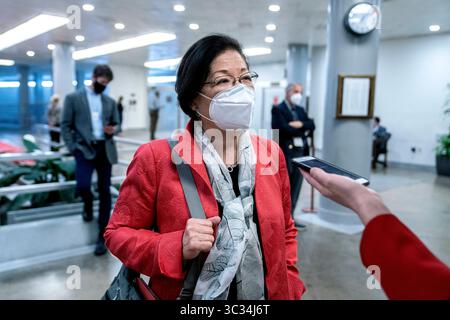 24. März 2021, Washington, District of Columbia, USA: Senatorin Mazie Hirono (Demokrat von Hawaii) spricht am Mittwoch, den 24. März 2021, mit Reportern im Senat-Subway des US-Kapitols in Washington D.C., USA. Quelle: Stefani Reynolds/CNP (Bild: © Stefani Reynolds/CNP via ZUMA Wire) Stockfoto