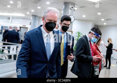 24. März 2021, Washington, District of Columbia, USA: US-Senator Chris Van Hollen (Demokrat von Maryland) spaziert am Mittwoch, den 24. März 2021 durch den U-Bahn-Weg des US-Kapitols in Washington D.C., USA. Quelle: Stefani Reynolds/CNP (Bild: © Stefani Reynolds/CNP via ZUMA Wire) Stockfoto