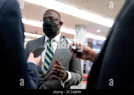24. März 2021, Washington, District of Columbia, USA: Senator Raphael G. Warnock (Demokrat von Georgia) spricht am Mittwoch, den 24. März 2021, mit Reportern im Senat-Subway des US-Kapitols in Washington D.C., USA. Quelle: Stefani Reynolds/CNP (Bild: © Stefani Reynolds/CNP via ZUMA Wire) Stockfoto