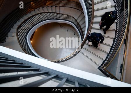 24. März 2021, Washington, District of Columbia, USA: Capitol Police Officers laufen am Mittwoch, den 24. März 2021 durch das Kapitol in Washington D.C., USA. Quelle: Stefani Reynolds/CNP (Bild: © Stefani Reynolds/CNP via ZUMA Wire) Stockfoto