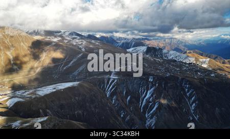 Die Pracht des Kaukasus: Schneebedeckte Gipfel, die im Sonnenlicht leuchten Stockfoto