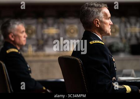 25. März 2021, Washington, District of Columbia, USA: General Richard D. Clarke, USA, Befehlshaber des United States Special Operations Command, hört am 25. März 2021 bei einer Anhörung des â€œUnited State Special Operations Command und United States Cyber Commandâ€ mit dem Armed Services Committee des Senats auf dem Capitol Hill in Washington DC zu (Credit Image: © Anna Moneymaker - Pool via CNP/CNP via ZUMA Wire) Stockfoto