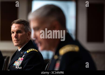 25. März 2021, Washington, District of Columbia, USA: General Richard D. Clarke, USA, Befehlshaber des United States Special Operations Command, hört am 25. März 2021 bei einer Anhörung des â€œUnited State Special Operations Command und United States Cyber Commandâ€ mit dem Armed Services Committee des Senats auf dem Capitol Hill in Washington DC zu (Credit Image: © Anna Moneymaker - Pool via CNP/CNP via ZUMA Wire) Stockfoto