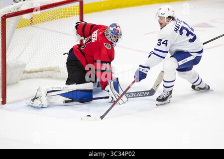 25. März 2021: Toronto Maple Leafs Auston Matthews (34) macht im NHL-Spiel zwischen den Toronto Maple Leafs und den Ottawa Senators im Canadian Tire Centre in Ottawa (Kanada) einen Zug gegen den Torwart Anton Forsberg (31). Daniel Lea/CSM.(Kreditbild: &Copy; Daniel Lea/CSM via ZUMA Wire) Stockfoto