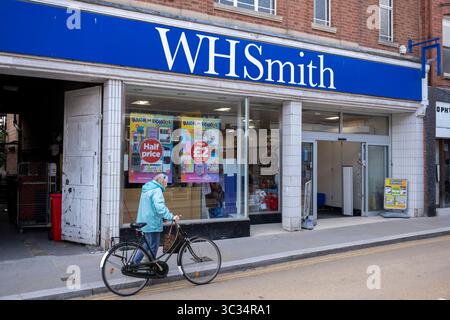 Shop Front für die Stationers WH Smith am 24. Juli 2025 in Leominster, Großbritannien. WH Smith, der Stammvater der British High Street, wird verschwinden, nachdem das Unternehmen einen Verkauf seiner Geschäfte an Modella Capital vereinbart hat und in TG Jones umbenannt wird. WH Smith Plc, auch WHSmith oder WH Smith genannt, ist ein britischer Großhändler, der Bücher, Schreibwaren, Zeitschriften, Zeitungen, Unterhaltungsartikel und Süßwaren verkauft. Stockfoto