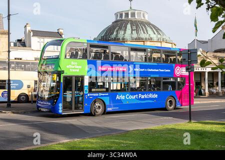Ein Doppeldeckerbus mit Park & Ride vorbei am Ivy Montpellier Brasserie Restaurant in Montpellier Rotunda, Cheltenham, Gloucestershire, England, Großbritannien Stockfoto