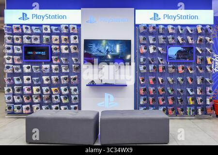 Almaty, Kasachstan - 08. Juli 2025: Spielbereich im Sony PlayStation Store. Einzelhandel mit Discs Stockfoto