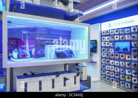 Almaty, Kasachstan – 08. Juli 2025: Sony PlayStation Portal in einem Geschäft ausgestellt. Ein Gerät für die Fernwiedergabe Stockfoto