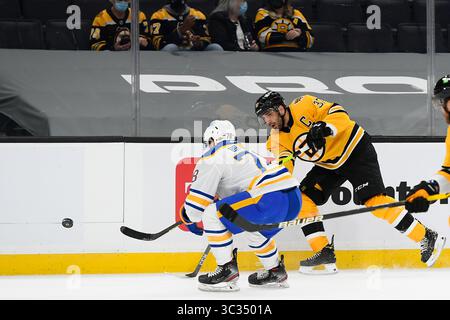 27. März 2021: Das Boston Bruins Zentrum Patrice Bergeron (37) schießt auf Druck des Buffalo Sabres Verteidigers Jacob Bryson (78) während des NHL-Spiels zwischen den Buffalo Sabres und den Boston Bruins im TD Garden in Boston, Mass. Eric Canha/CSM(Kreditbild: &Copy; Eric Canha/CSM via ZUMA Wire) Stockfoto