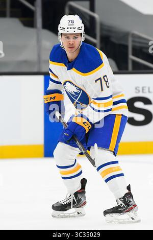 27. März 2021: Buffalo Sabres Verteidiger Jacob Bryson (78) wärmt sich vor dem NHL-Spiel zwischen den Buffalo Sabres und den Boston Bruins im TD Garden in Boston auf. Eric Canha/CSM(Kreditbild: &Copy; Eric Canha/CSM via ZUMA Wire) Stockfoto