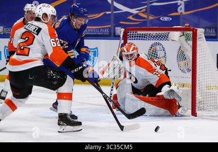29. März 2021: Der Philadelphia Flyers Torhüter Brian Elliott (37) verfolgt einen losen Puck, während Philadelphia Flyers 62 im KeyBank Center in Buffalo, N.Y. (72) im zweiten Spielabschnitt des NHL-Hockeyspiels zwischen den Philadelphia Flyers und Buffalo Sabres im KeyBank Center in Buffalo, N.Y. (Nicholas T. Loverde) Stockfoto