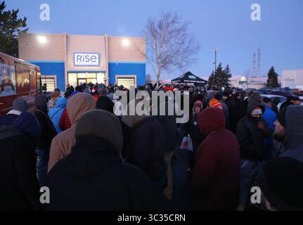 29. März 2021, USA: Tausende stehen vor Rise Mundelein am 1. Januar 2020 in Mundelein, am ersten Tag des Marihuana-Verkaufs in Illinois. (Kreditbild: © TNS via ZUMA Wire) Stockfoto