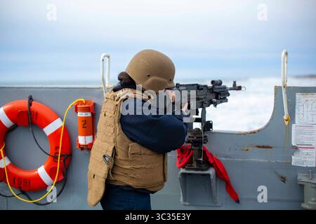 15. März 2021 - Atlantik - Engineman 2. Klasse Petty Officer Estrella Martinez mit Sturmflugzeug Einheit 2 stellt Sicherheit auf einem M240B Maschinengewehr als Beachmaster Einheit 2 von Landing Craft Utility 1661 als Teil eines amphibischen Angriffs während der Composite Unit Training Übung (COMPTUEX) in Camp Lejeune, N.C. am 15. März 2021. COMPTUEX ist eine einmonatige Trainingsveranstaltung, bei der die Fähigkeiten von Amphibious Ready Groupsâ€™ und MEUsâ€™ gegen das gesamte Spektrum militärischer Operationen getestet werden sollen. (Kreditbild: © U.S. Marines/ZUMA Wire/ZUMAPRESS.com) Stockfoto