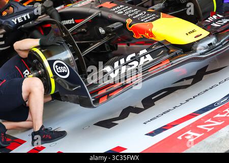 SPA, BELGIEN - 25. JULI: Max Verstappen aus den Niederlanden und Oracle Red Bull Racing in der Garage während des Trainings vor dem Grand Prix von Belgien auf dem Circuit de Spa-Francorchamps am 25. Juli 2025 in Spa, Belgien. (Foto: Qian Jun/Paddocker) Stockfoto