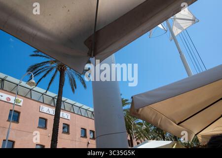 Barschirme in Porto Antico, Genua, Italien Stockfoto