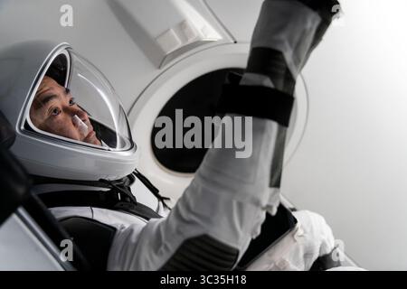 5. März 2021 - Hawthorne, Kalifornien, USA - der Astronaut Akihiko Hoshide von der Japan Aerospace Exploration Agency wird während des Trainings für die SpaceX Crew-2-Mission zur Internationalen Raumstation gezeigt. Hoshide, Crew-2 Mission Specialist, trägt einen Druckanzug während der Trainingsaktivitäten im SpaceX-Hauptquartier in Hawthorne, Kalifornien. (Bild: © SpaceX/ZUMA Wire/ZUMAPRESS.com) Stockfoto