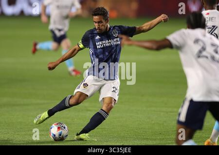 31. März 2021: Der Stürmer Ethan Zubak (29) der Los Angeles Galaxy schießt im Dignity Health Sports Park in Los Angeles, CA., USA einen Torschuss im Spiel zwischen der New England Revolution und der Los Angeles Galaxy. (Foto von Peter Joneleit)(Credit Image: &Copy; Peter Joneleit/CSM via ZUMA Wire) Stockfoto