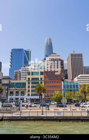 Der Salesforce Tower und die Innenstadt-Skyline von San Francisco erheben sich über der Embarcadero-Promenade an einem klaren Sonnentag, Kalifornien Stockfoto