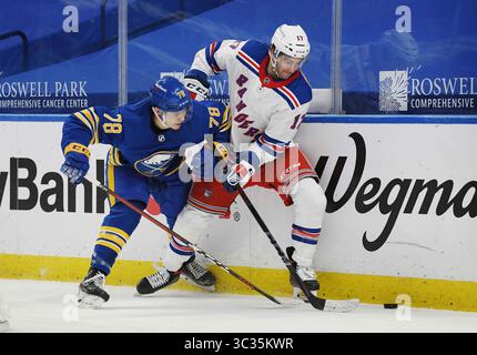 1. April 2021: Das New York Rangers Center Kevin Rooney (17) und der Buffalo Sabres Verteidiger Jacob Bryson (78) greifen in der ersten Spielzeit um den Puck. New York Rangers in Buffalo Sabres in einem NHL-Matchup im KeyBank Center in Buffalo, NY. Foto von Alan Schwartz/CSM (Kreditbild: &Copy; Alan Schwartz/CSM via ZUMA Wire) Stockfoto