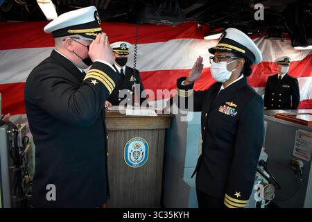 STYLELOCATIONU.S. Marineblauer Commander. Matthew R. Shellock, links, grüßt den Kommandierenden Commander. LaDonna M. Simpson, vom Amphibienschiff der Harpers Ferry-Klasse USS Carter Hall während einer Zeremonie zum Kommandowechsel am 21. Januar 2021 in Virginia Beach, Virginia. (Bild: © GM1 Yasmin M. Rosa/US Navy/Planet Pix via ZUMA Wire) Stockfoto
