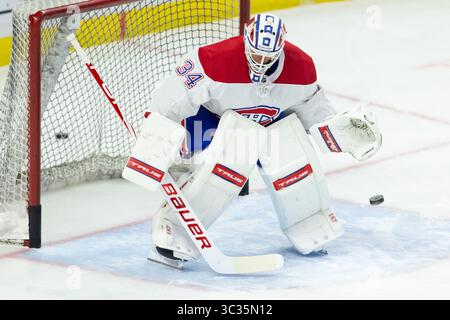 1. April 2021: Jake Allen (34) wärmt sich vor dem NHL-Spiel zwischen den Montreal Canadiens und den Ottawa Senators im Canadian Tire Centre in Ottawa auf. Daniel Lea/CSM.(Kreditbild: &Copy; Daniel Lea/CSM via ZUMA Wire) Stockfoto