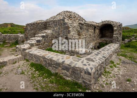 Die Lori Berd Festung aus dem 11. Jahrhundert, gegründet von David Anhoghin, steht auf einer felsigen Halbinsel zwischen den Flüssen Dzoraget und Urut. Stockfoto