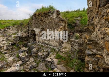 Die Lori Berd Festung aus dem 11. Jahrhundert, gegründet von David Anhoghin, steht auf einer felsigen Halbinsel zwischen den Flüssen Dzoraget und Urut. Stockfoto