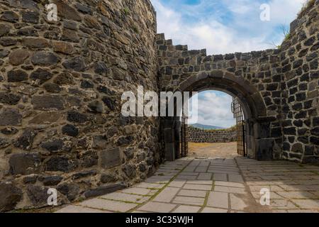 Die Lori Berd Festung aus dem 11. Jahrhundert, gegründet von David Anhoghin, steht auf einer felsigen Halbinsel zwischen den Flüssen Dzoraget und Urut. Stockfoto