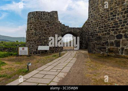 Die Lori Berd Festung aus dem 11. Jahrhundert, gegründet von David Anhoghin, steht auf einer felsigen Halbinsel zwischen den Flüssen Dzoraget und Urut. Stockfoto